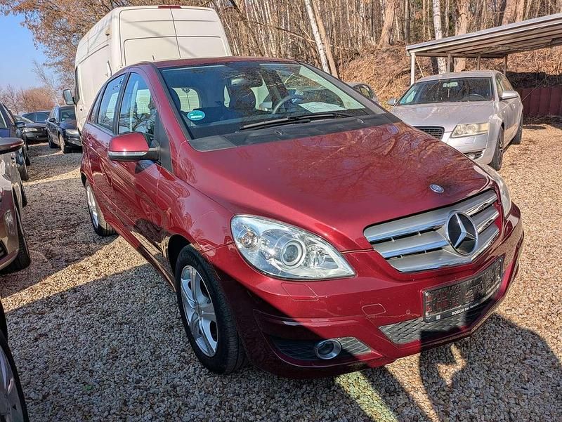 Gebraucht Mercedes B200 136 PS (100 kW) 2010 Rot Van / Kleinbus