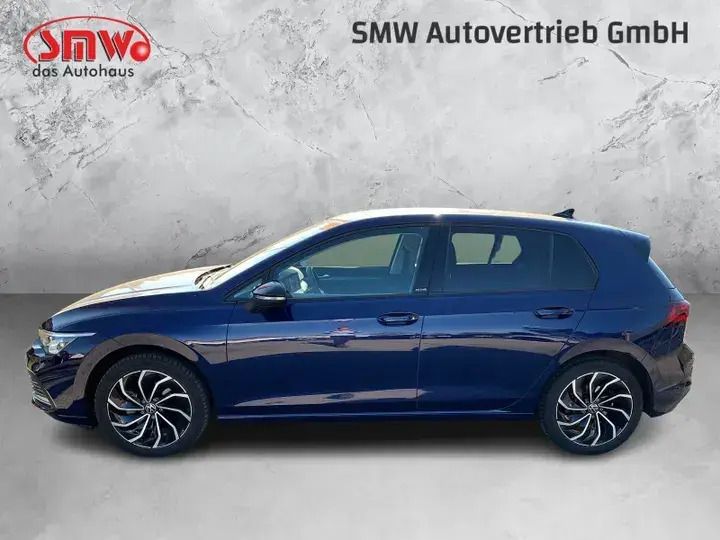 Gebraucht VW Golf VIII Active 150 PS (110 kW) 2023 Atlantic blue metallic Limousine