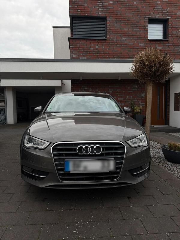 Grau Gebraucht 2013 Audi A3 Sportback Kleinwagen | 9.500 € (Fairer Preis) - Bild 1/4