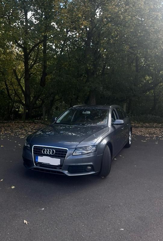 Grau Gebraucht 2012 Audi A4 Comfort Kombi | 9.990 € (Etwas zu teuer) - Bild 1/4