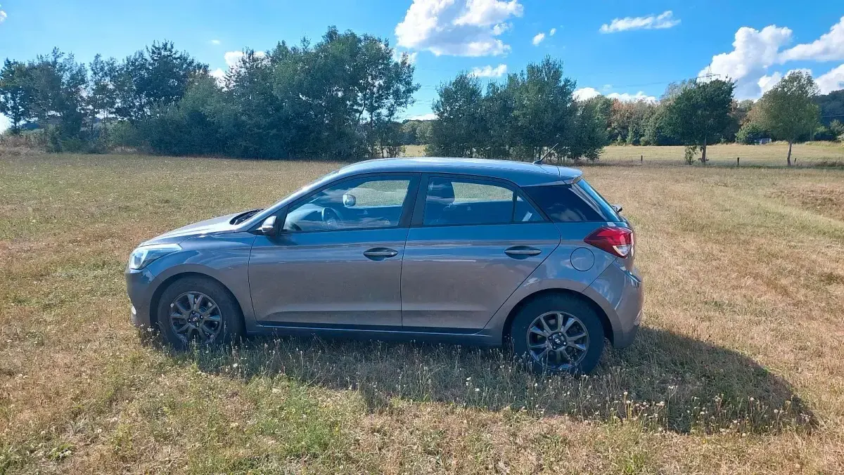 Gebraucht Hyundai i20 102 PS (75 kW) 2018 Grau Kleinwagen