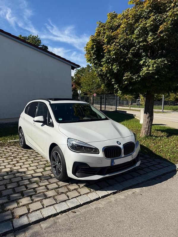 Weiß Gebraucht 2019 BMW 220 Performance Van / Kleinbus | 18.400 € (Superpreis) - Bild 1/4