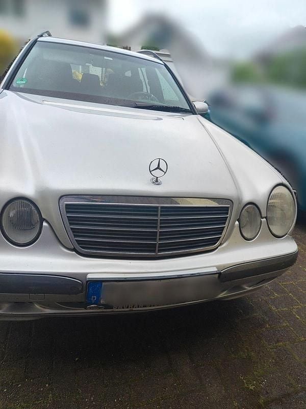 Gebraucht Mercedes E220 Classic 143 PS (105 kW) 2002 Silber Kombi