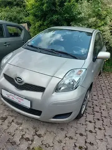 Gebraucht Daihatsu Charade 99 PS (72 kW) 2013 Silber Limousine