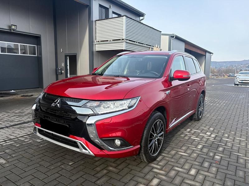 Gebraucht Mitsubishi Outlander P-HEV 135 PS (99 kW) 2021 Rot SUV