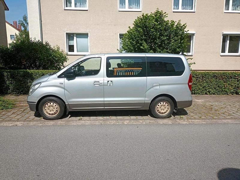 Silber Gebraucht 2010 Hyundai H-1 Comfort Van / Kleinbus | 3.899 € - Bild 1/4