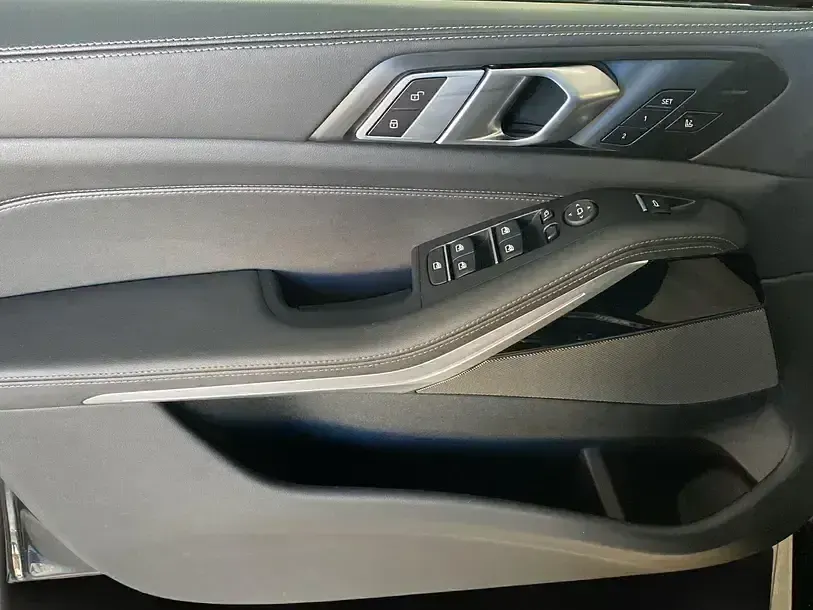 Gebraucht BMW X5 M Sport 530 PS (389 kW) 2025 Schwarz black sapphire metallic (metallic) SUV