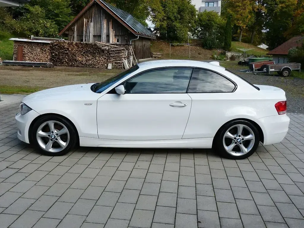 Gebraucht BMW 123 Performance 204 PS (150 kW) 2009 Weiß Kleinwagen