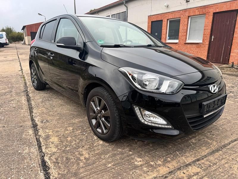 Schwarz Gebraucht 2014 Hyundai i20 Kleinwagen | 3.599 € (Guter Preis) - Bild 1/4