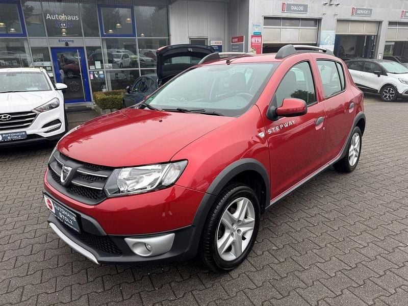 Feuerrot Gebraucht 2015 Dacia Sandero Prestige Kleinwagen | 7.900 € (Fairer Preis) - Bild 1/4