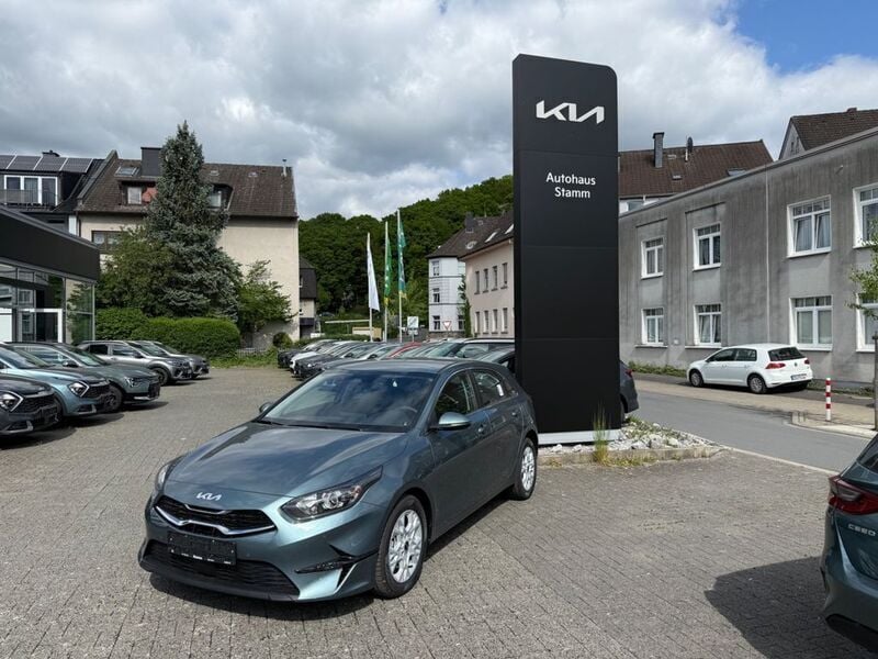 Grau Neu 2025 Kia Ceed Limousine | 26.490 € (Fairer Preis) - Bild 1/4