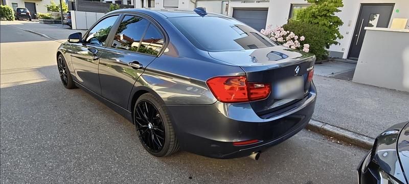 Gebraucht BMW 320 Sport Line 185 PS (136 kW) 2012 Schwarz Limousine