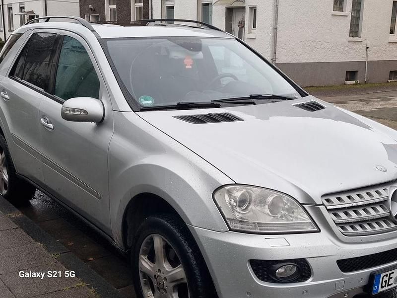Silber Gebraucht 2006 Mercedes ML350 SUV | 8.900 € (Fairer Preis) - Bild 1/4