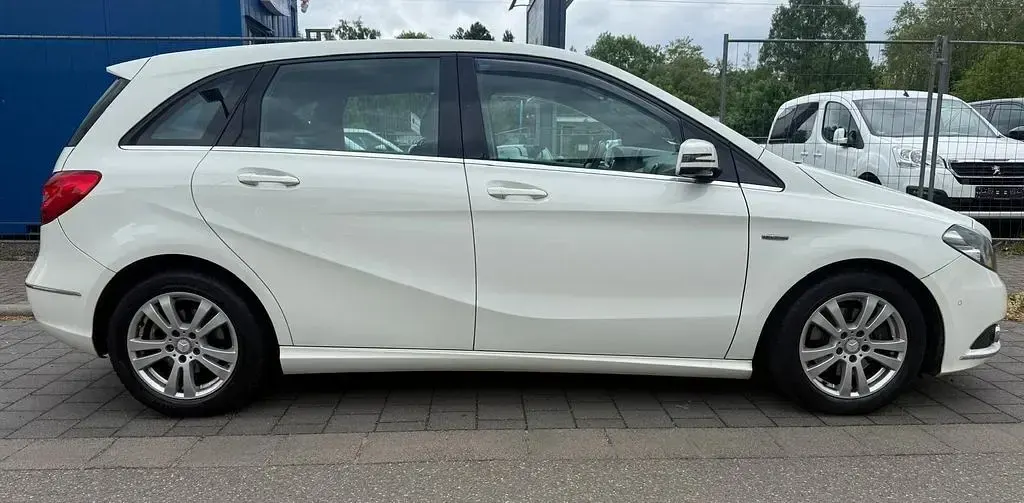 Gebraucht Mercedes B180 122 PS (89 kW) 2012 Weiß Van / Kleinbus