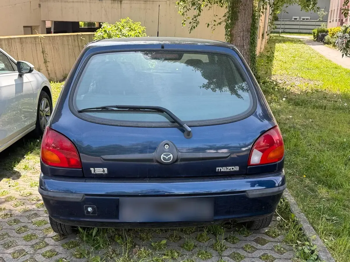 Gebraucht Mazda 121 50 PS (36 kW) 2001 Blau Kleinwagen