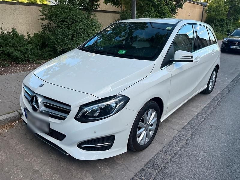 Weiß Gebraucht 2015 Mercedes B200 Van / Kleinbus | 8.600 € - Bild 1/4