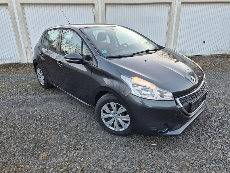Grau Gebraucht 2014 Peugeot 208 Kleinwagen | 3.900 € (Fairer Preis) - Bild 1/4