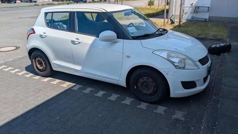 Weiß Gebraucht 2011 Suzuki Swift Club Limousine | 2.550 € (Teuer) - Bild 1/4