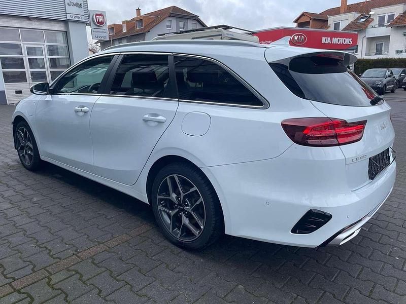 Gebraucht Kia Ceed Sportswagon Inspiration 105 PS (77 kW) 2022 (wd) cararraweiss Kombi