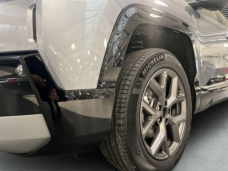 Neu Jeep Compass 145 PS (106 kW) 2026 Grau SUV