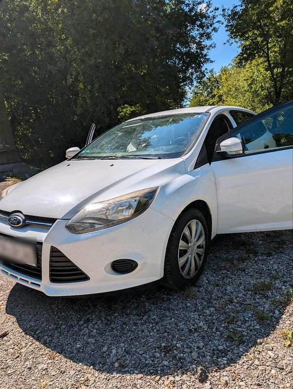 Weiß Gebraucht 2014 Ford Focus Kombi | 3.700 € (Fairer Preis) - Bild 1/4