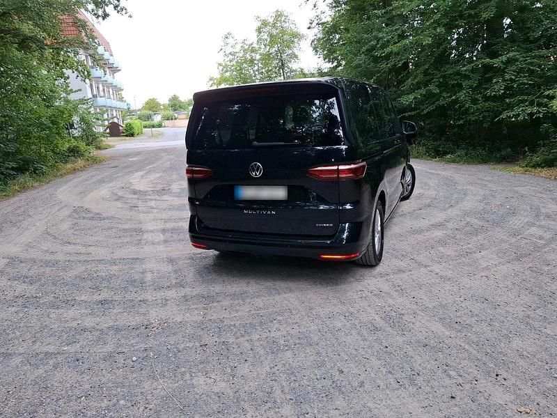 Second-hand VW Multivan 216 CP (158 kW) 2022 Negru Monovolum