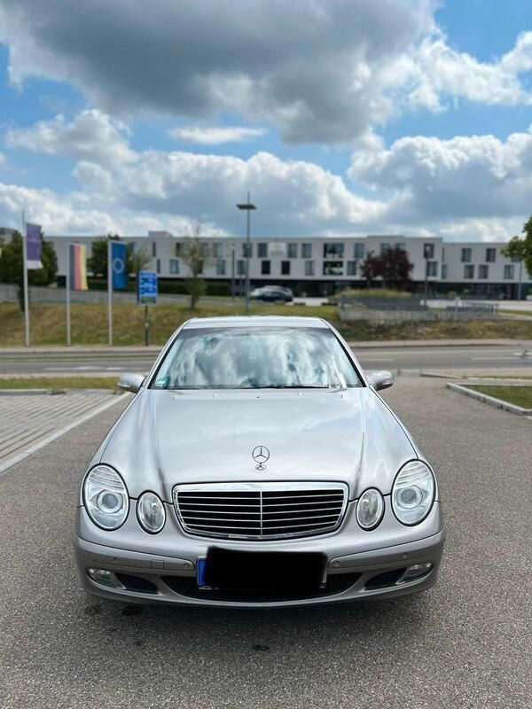 Silber Gebraucht 2003 Mercedes E220 Limousine | 2.800 € - Bild 1/4
