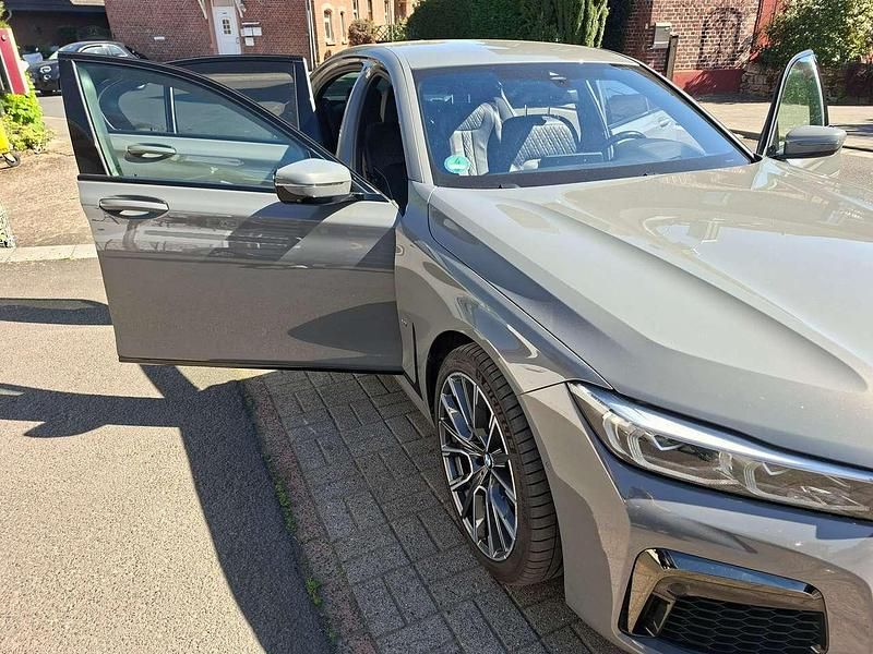 Gebraucht BMW 750 530 PS (389 kW) 2021 Grau Limousine