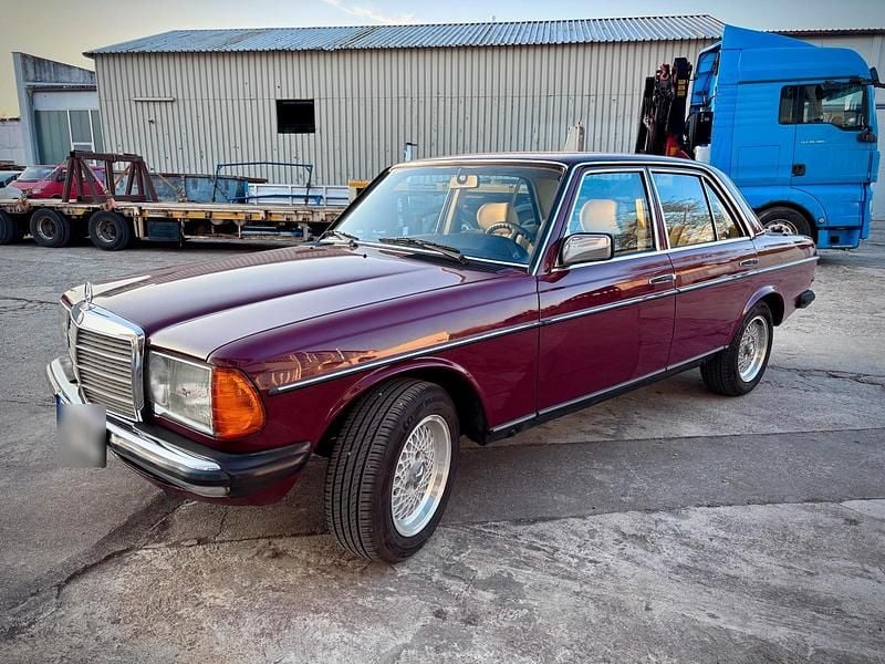 Gebraucht Mercedes 200 109 PS (80 kW) 1983 Rot Limousine