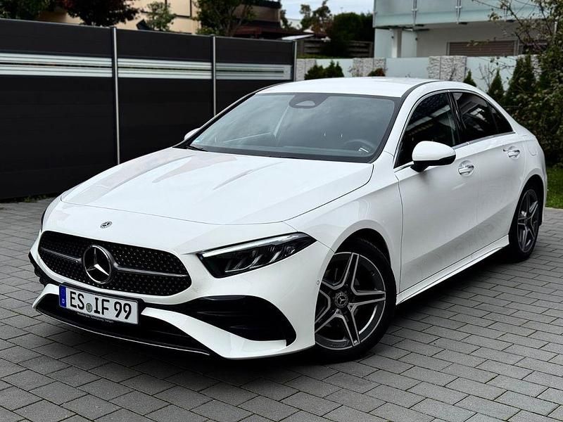 Weiß Gebraucht 2023 Mercedes A200 AMG line Limousine | 27.900 € (Guter Preis) - Bild 1/4