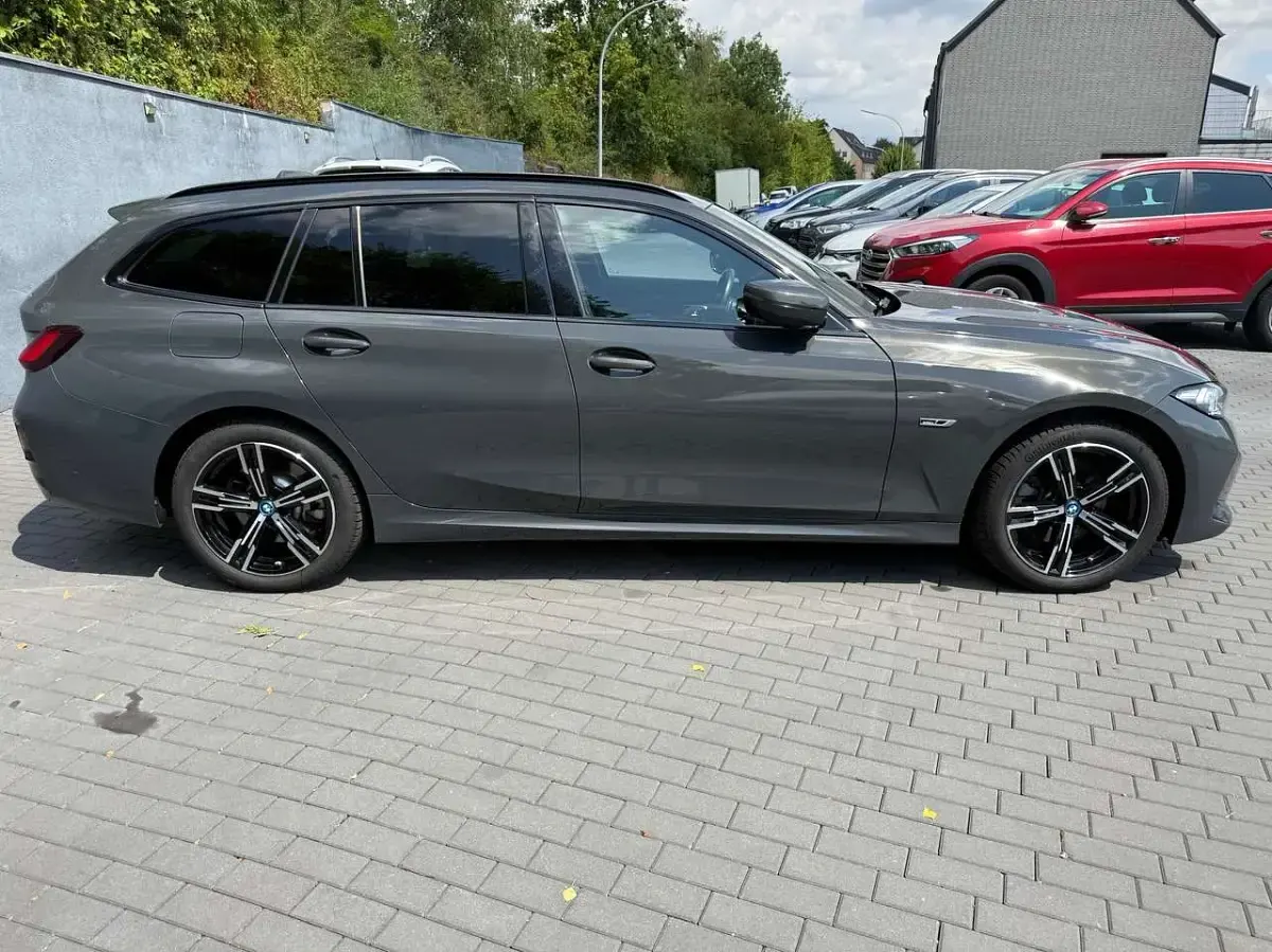 Gebraucht BMW 330 M Sport 184 PS (135 kW) 2023 Dravitgrau metallic Kombi