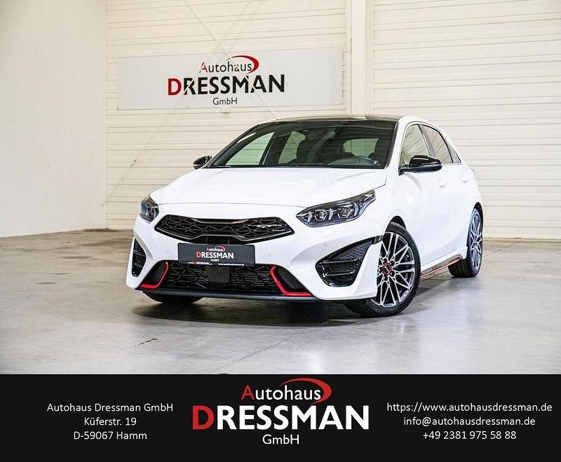 (hw2) deluxeweiss met. Gebraucht 2023 Kia Ceed GT Limousine | 28.748 € (Fairer Preis) - Bild 1/4