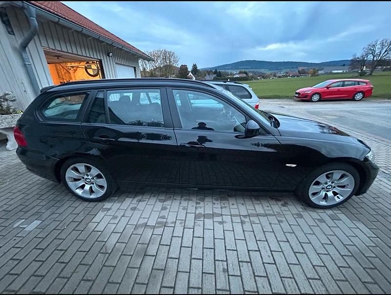 Gebraucht BMW 318 143 PS (105 kW) 2012 Schwarz Kombi