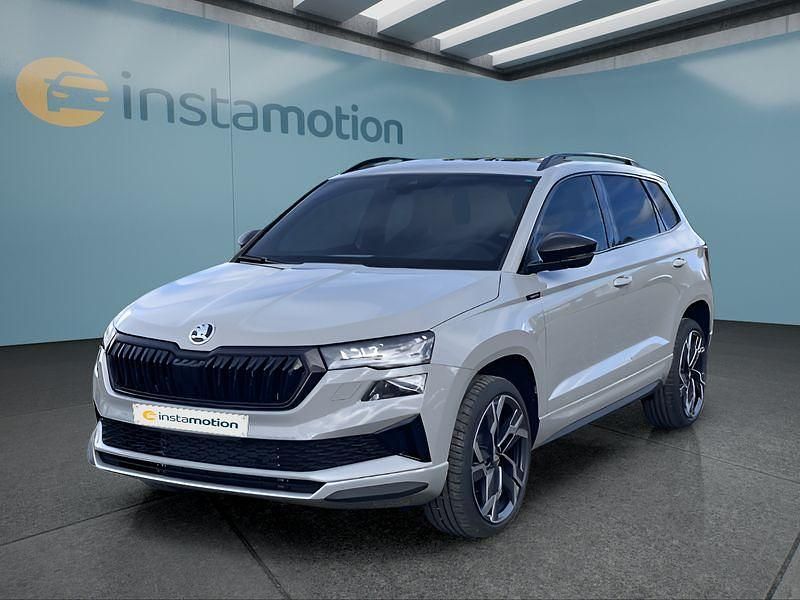 Grau Neu 2025 Skoda Karoq SportLine SUV | 42.949 € - Bild 1/4