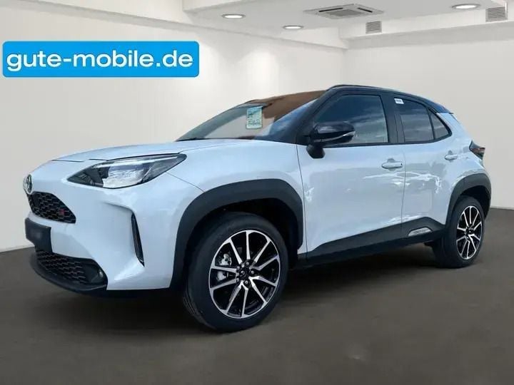 Weiß dynamicgrey metallic / dach schwarz Neu 2024 Toyota Yaris Hybrid Sport | 32.790 € (Fairer Preis) - Bild 1/3
