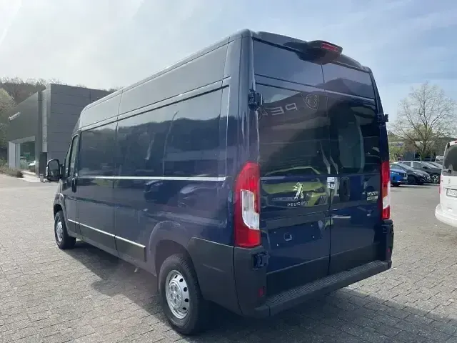Gebraucht Peugeot Boxer Avantage 140 PS (102 kW) 2024 Blau Van