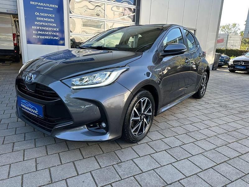 Braun Gebraucht 2021 Toyota Yaris Hybrid Team Limousine | 16.900 € (Fairer Preis) - Bild 1/4