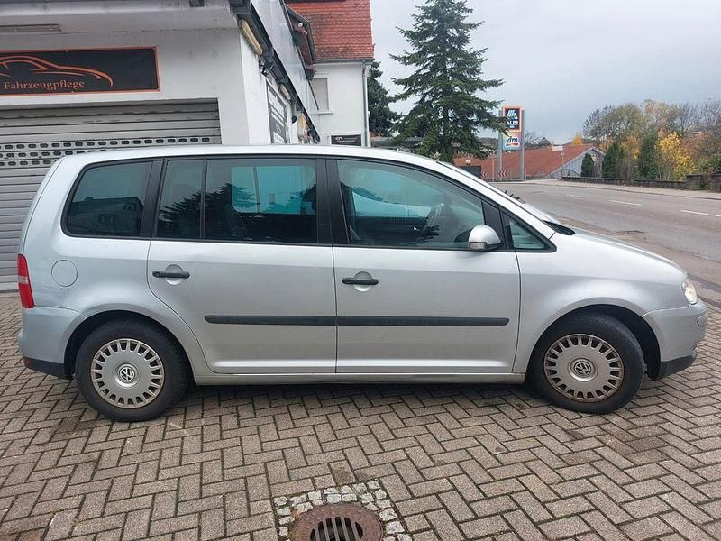 Grau Gebraucht 2003 VW Touran Van / Kleinbus | 1.399 € (Fairer Preis) - Bild 1/4