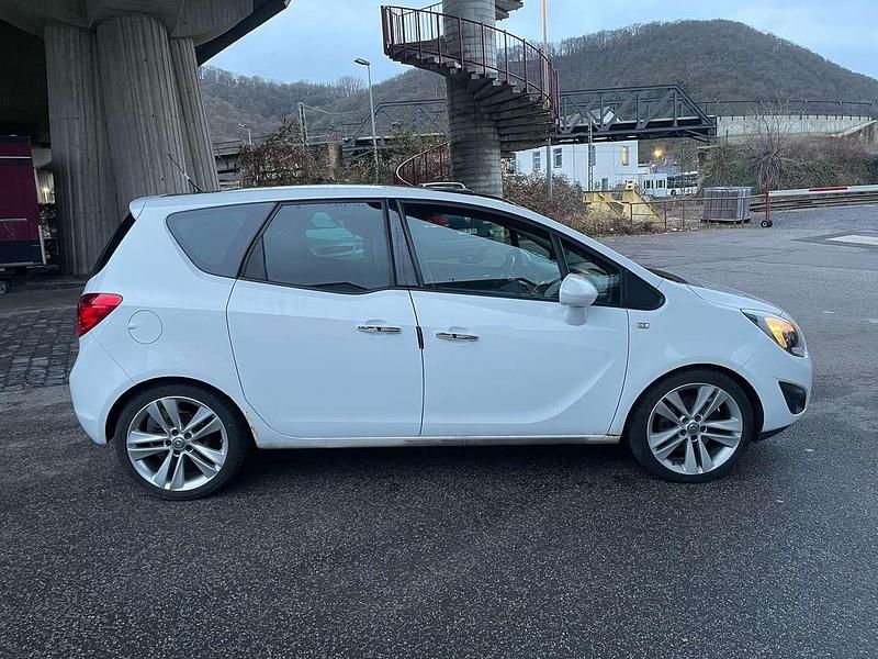 Gebraucht Opel Meriva Innovation 140 PS (102 kW) 2012 Casabl/arctic/eisweiss/kaolin Van / Kleinbus
