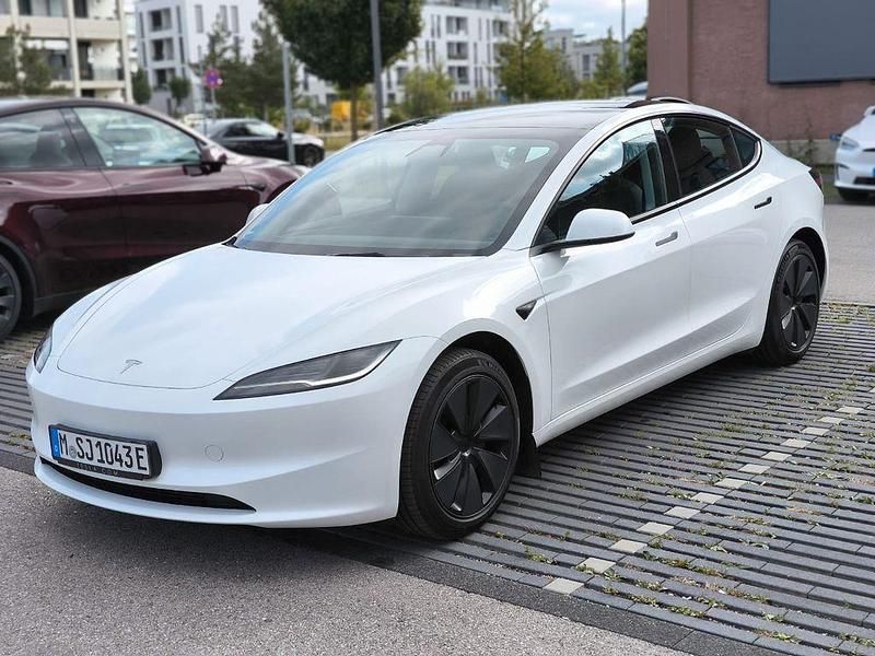 Weiß Gebraucht 2023 Tesla Model 3 Standard Range Limousine | 29.900 € (Fairer Preis) - Bild 1/4