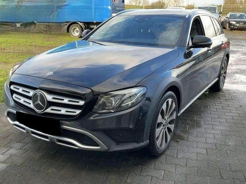 Obsidianschwarz metalliclack Gebraucht 2019 Mercedes E400 Kombi | 32.950 € (Teuer) - Bild 1/4
