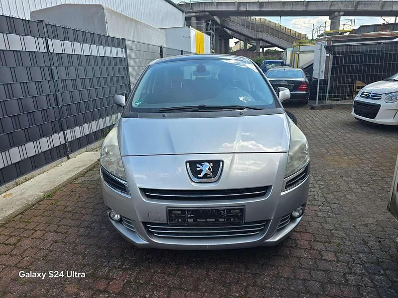 Grau Gebraucht 2011 Peugeot 5008 Active Van / Kleinbus | 1.490 € - Bild 1/4