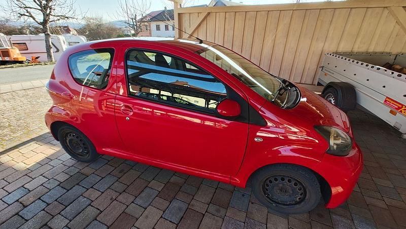 Gebraucht Toyota Aygo 68 PS (50 kW) 2013 Rot Kleinwagen
