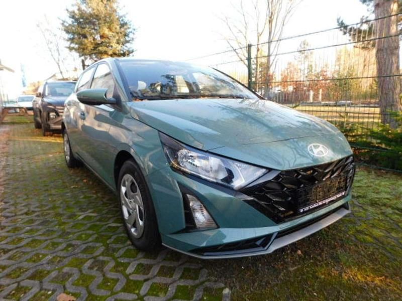 Neu Hyundai i20 Select 101 PS (74 kW) 2025 Mangrove green Limousine