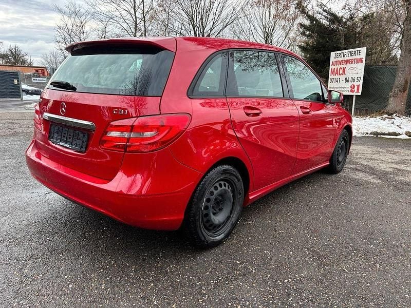 Gebraucht Mercedes B180 109 PS (80 kW) 2012 Rot Van / Kleinbus