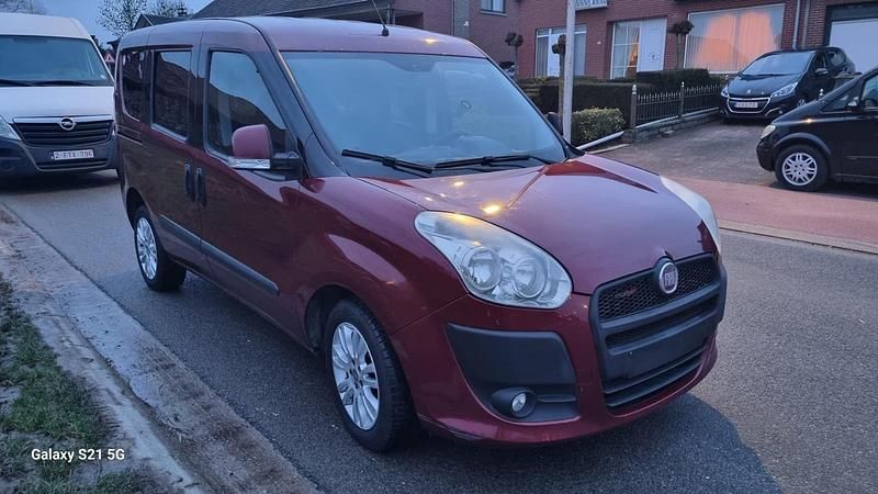 Gebraucht Fiat Doblò 104 PS (76 kW) 2012 Andere farben Van / Kleinbus