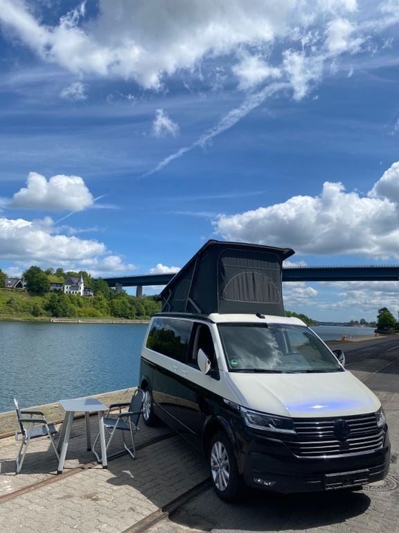 Schwarz Gebraucht 2022 VW T6.1 California Van | 62.999 € (Teuer) - Bild 1/4