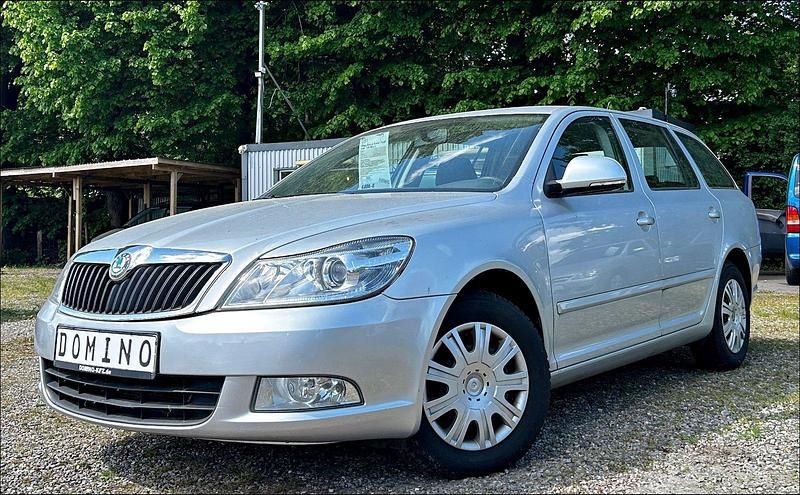 Silber Gebraucht 2011 Skoda Octavia Kombi | 3.990 € - Bild 1/4