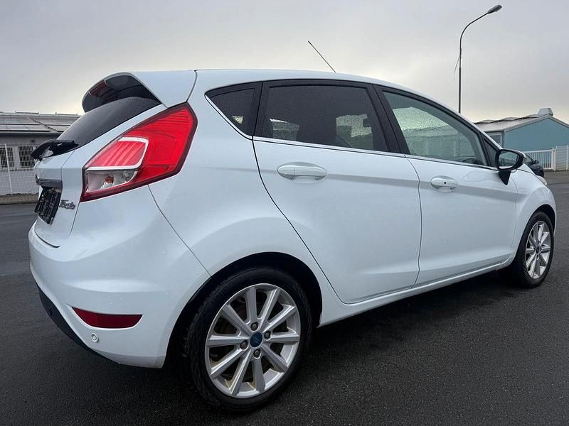 Używany Ford Fiesta Titanium 95 KM (69 kW) 2017 Biały Hatchback