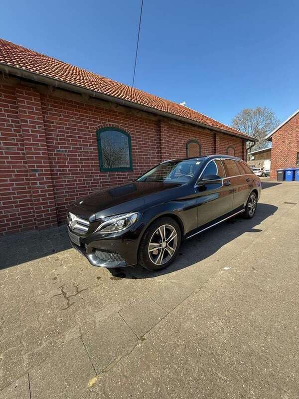 Obsidianschwarz metalliclack Gebraucht 2016 Mercedes C180 Avantgarde Kombi | 17.850 € (Fairer Preis) - Bild 1/4